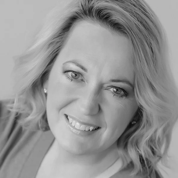 Gina Sauer as Aunt Sarah
