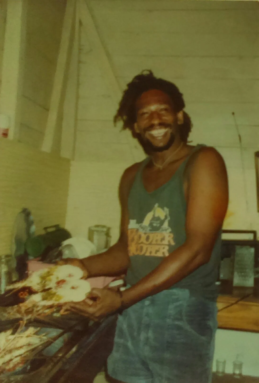 MD_001_010 Daniel Brown y la langosta Playa Chiquita 1993? En la Soda Acuario? Daniel acaba de cocinar langosta.