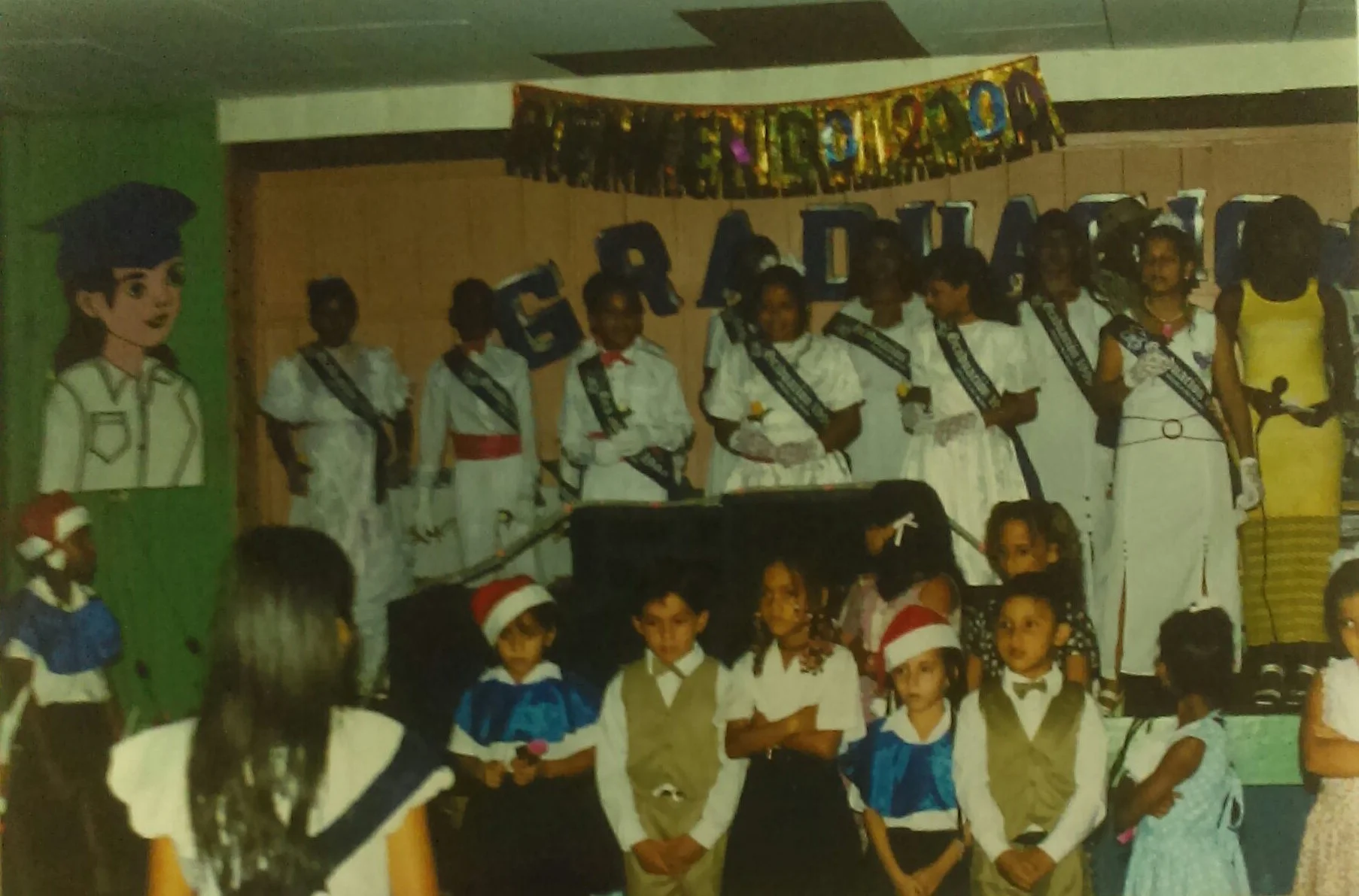 MD_001_014 Graducation 1999 Escuela Rio Negro Cocles 1999 Ceremonia de Graduacion del sexto grado 1999 Markus Brown, Tatiana (hija de Martin), Jackie Bryan Maestra Silvia hizo una ceremonia mas alla que lo normal.