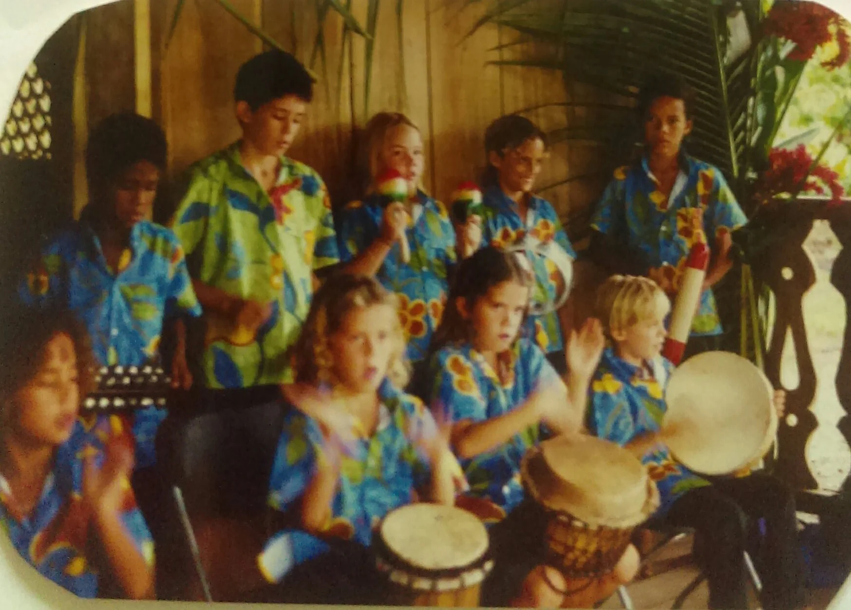 MD_001_019 Concierto de los estudiantes de Escuela Playa Chiquita Punta Uva 10/1/1999 Playa Chiquita I a D fondo: Roberto, Sasha, Kendra, Simone y Daniel I a D frente: Anastasia, Maya, Shanti y Angelo Gracias a los maestros y a otros involucrados en llevar a cabo esta presentacion.