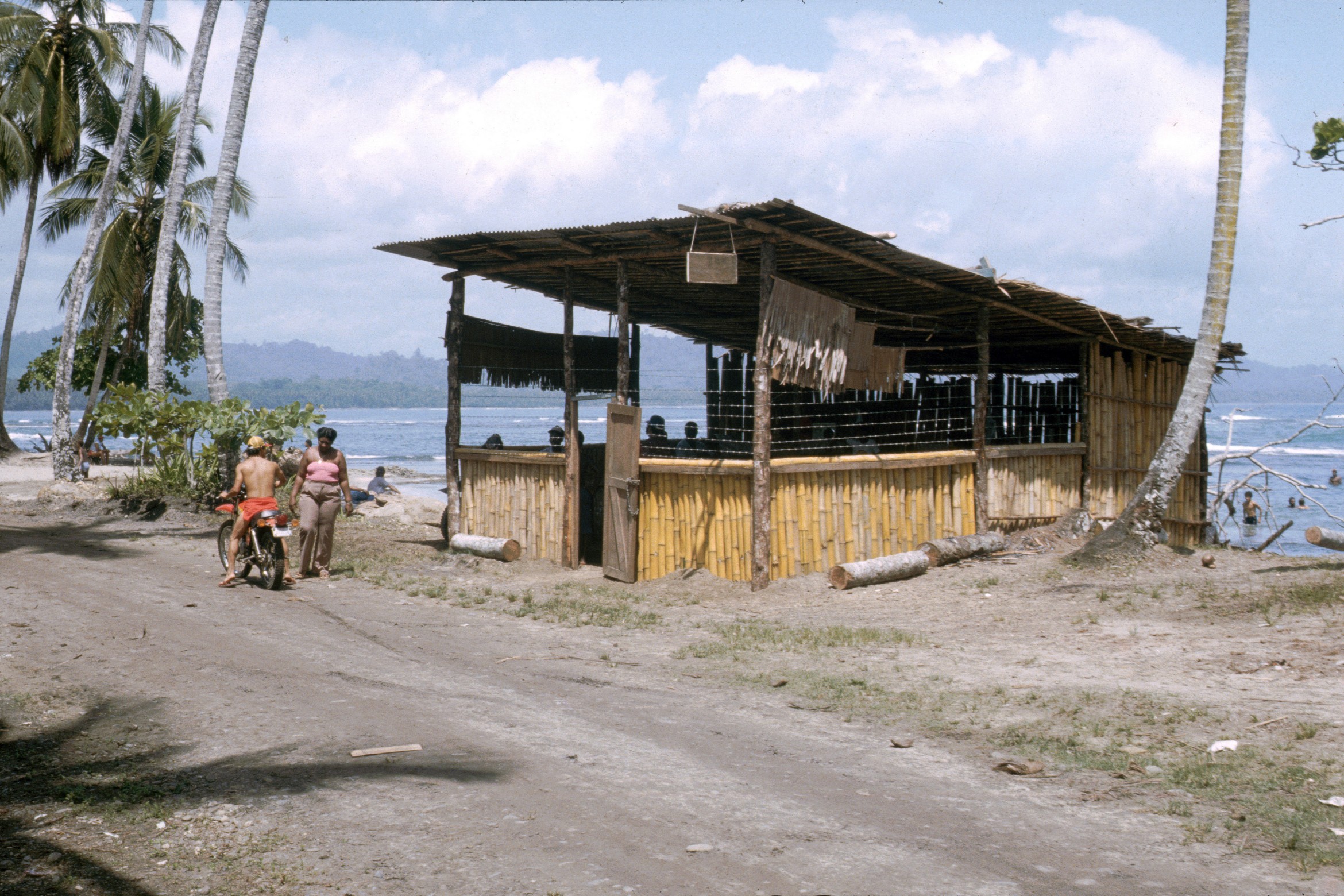   Primer Construcción del Bambú&nbsp;   Puerto Viejo    1988    CZ_001_014  