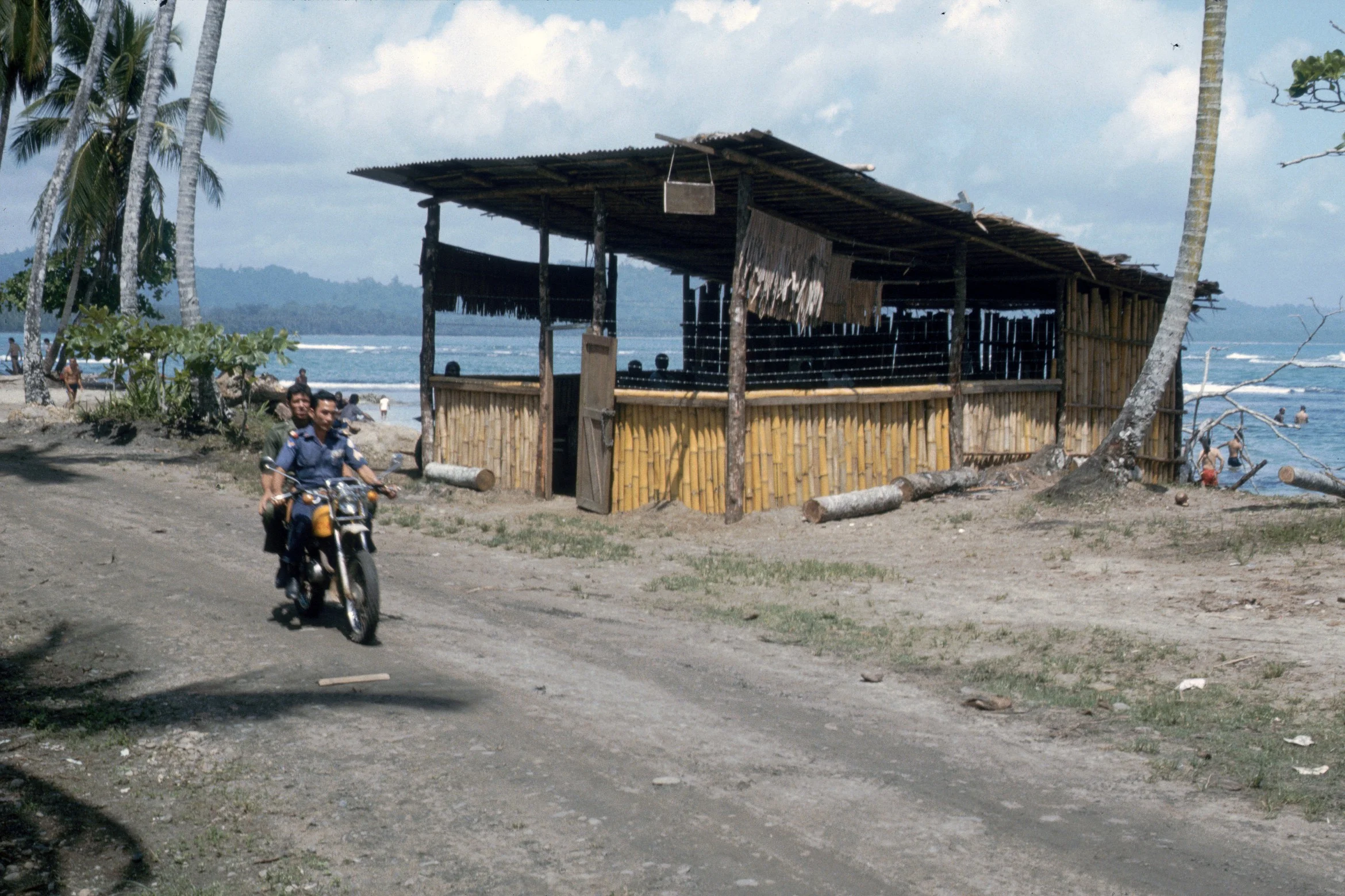 Bambú y Policía (Brenes) en Acción Puerto Viejo 1988 CZ_001_015