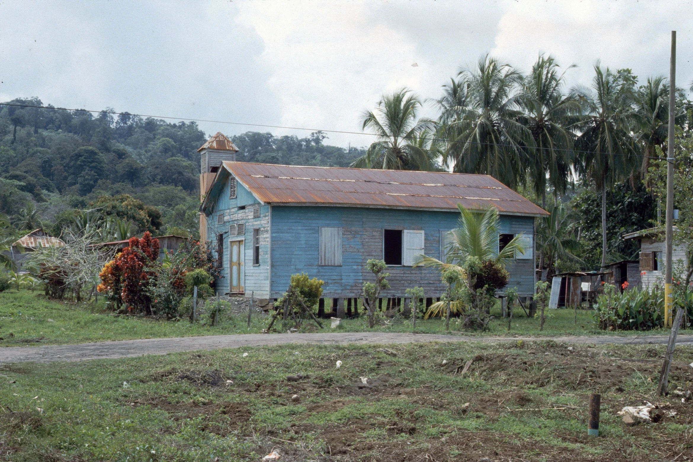 Puerto Viejo 1988 Iglesia Catolica con primer cable de electricidad CZ_001_017