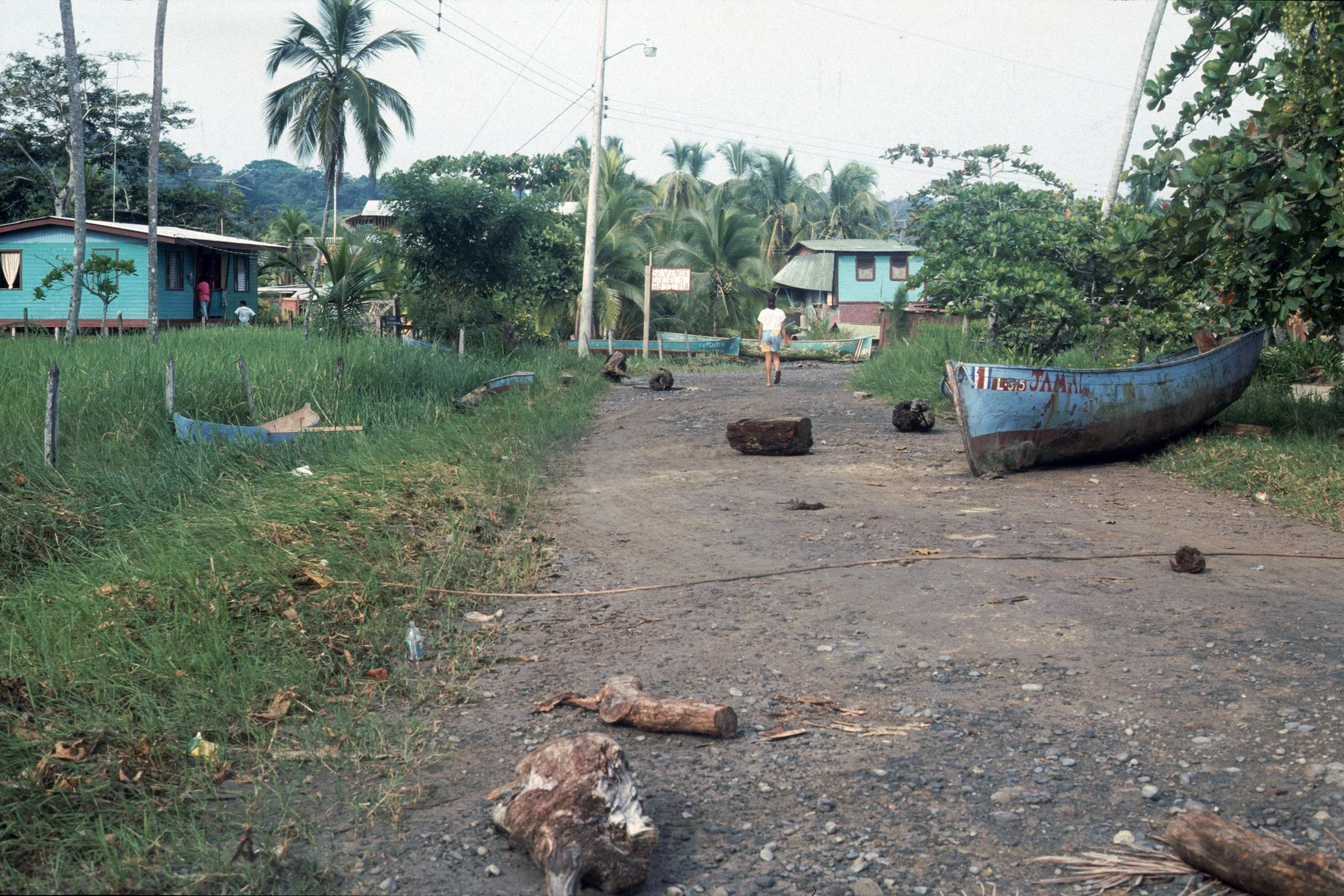 Botes en la Calle por Ola Grande Puerto Viejo 1991 CZ_001_035