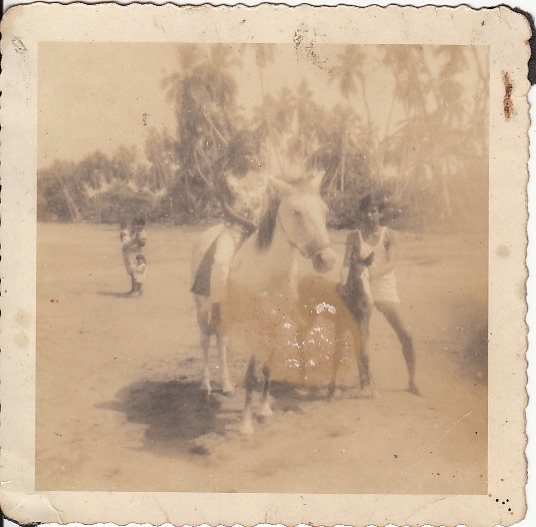   "Mi familia"   Playa Negra   1965   Mi hermana y mi primer caballo     Personas: Rita Salazar  Colaborador: Mauricio Salazar Salazar  CC_001_006  