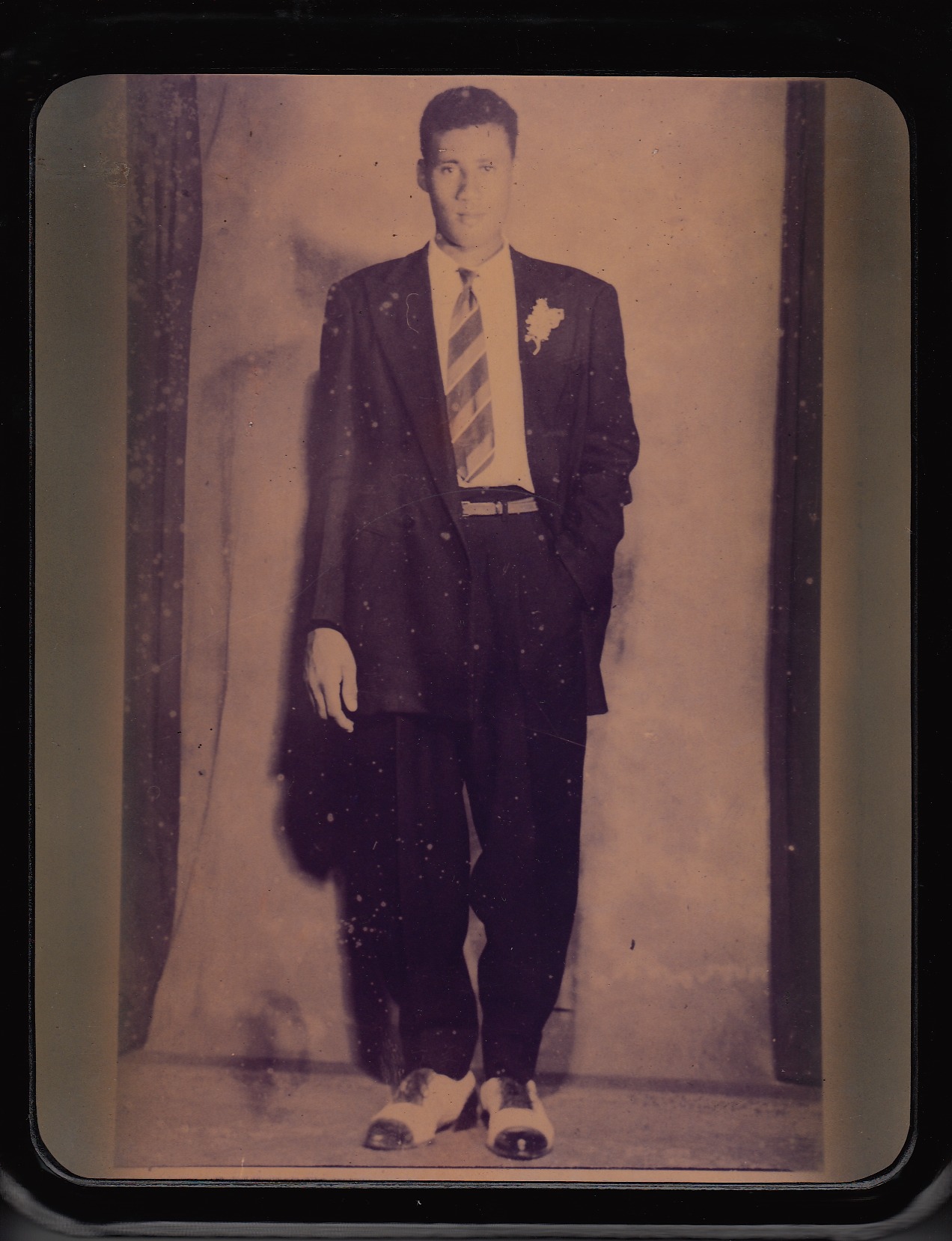   "El dia de mi boda"   1955   I'm wearing a jacket and a necktie, so it must be my wedding.&nbsp;    Persona: Levi Bryant    Colaborador: Levi Bryant  CC_001_014  
