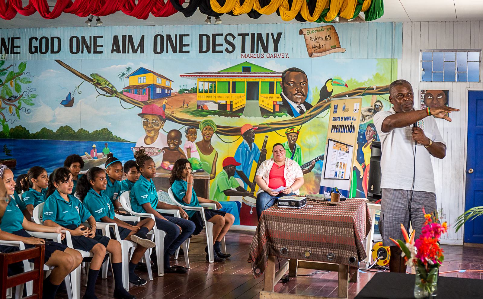 Edwin Patterson explains his story of the 1991 earthquake to students from the Liceo Puerto Viejo. Photo courtesy of Manuel Pinto.