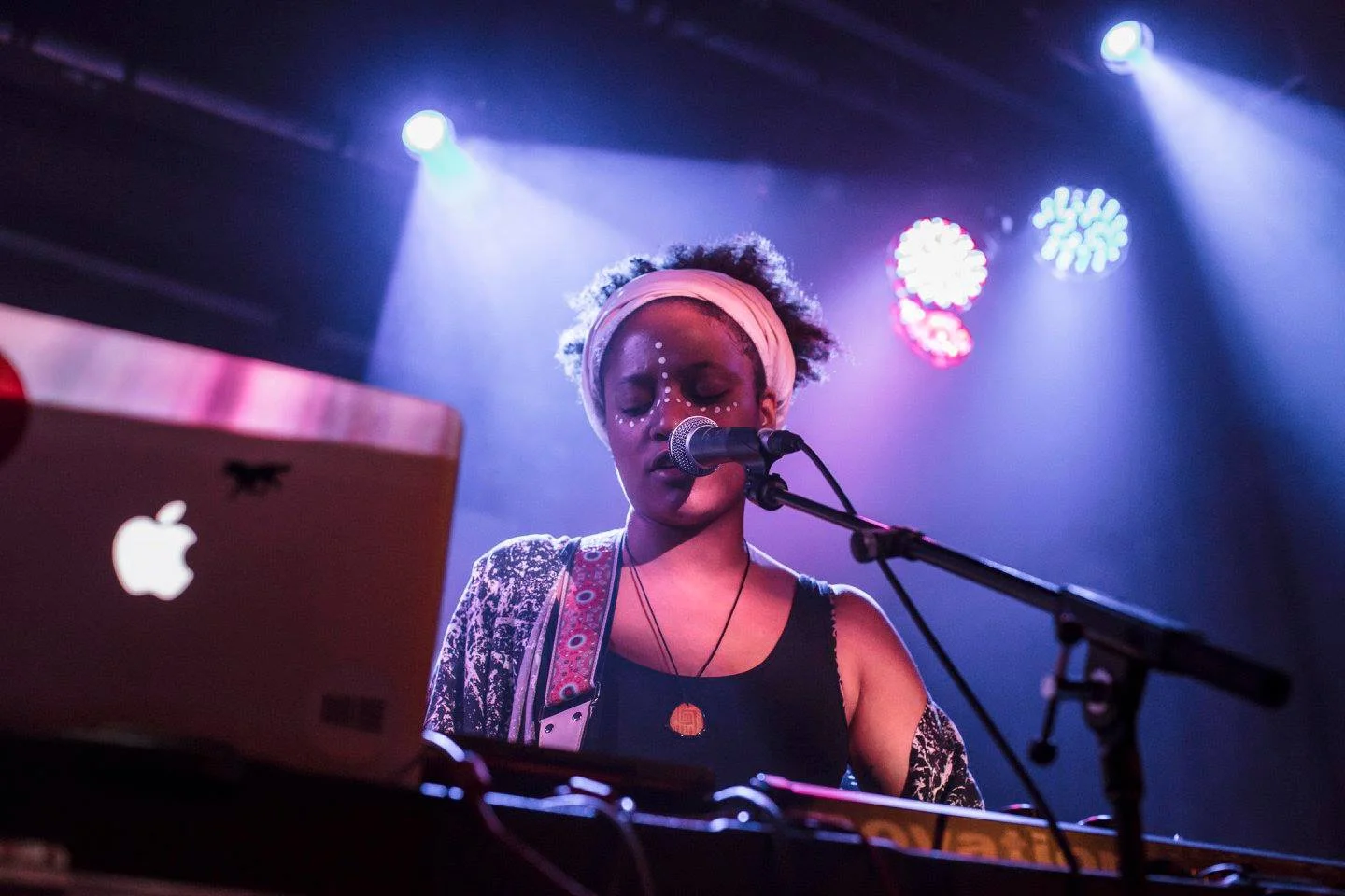 La Luz - Debut's her Single, 'All in White'