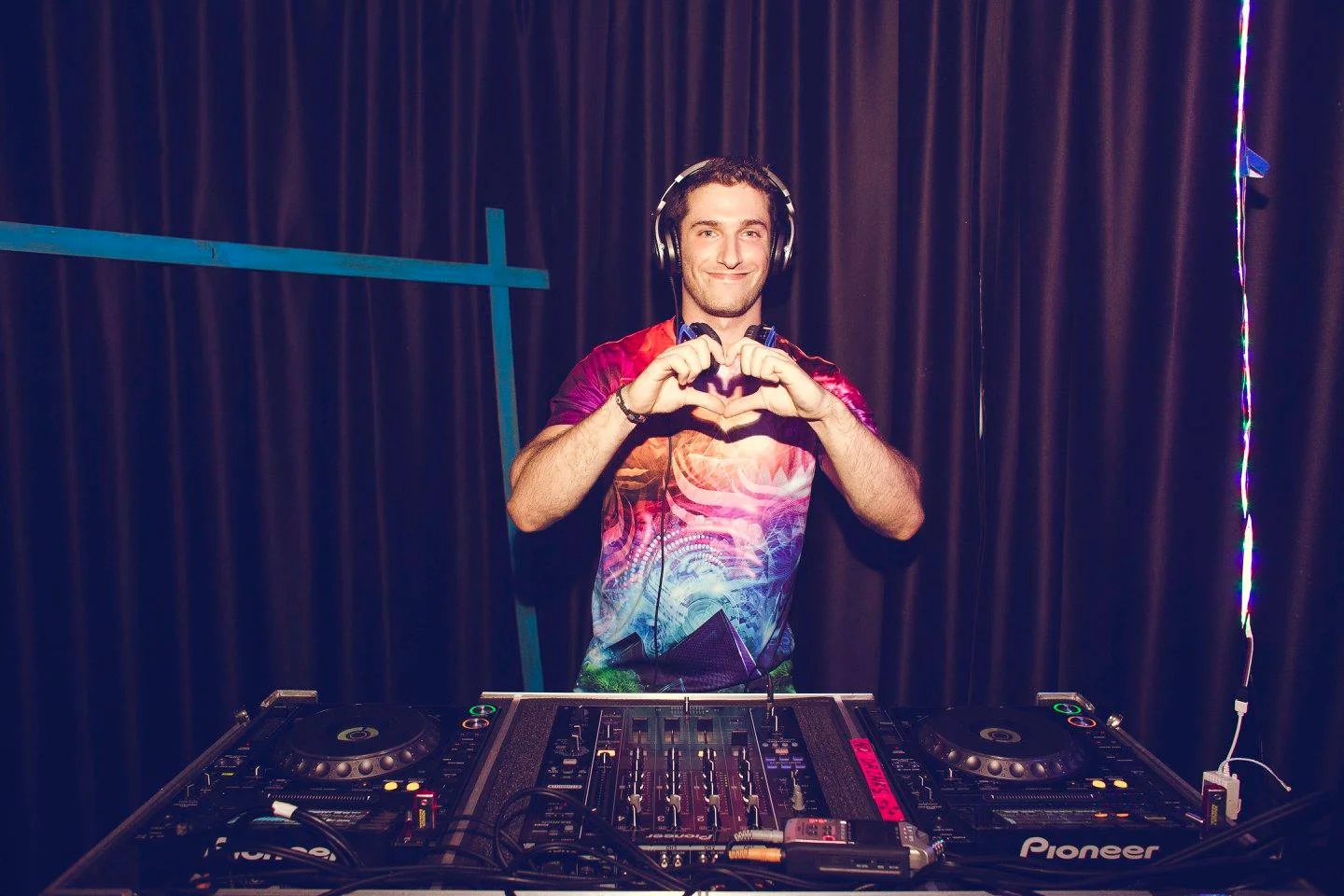 Animatic pumping out an amazing set of Prog Psy to a sea of blue..