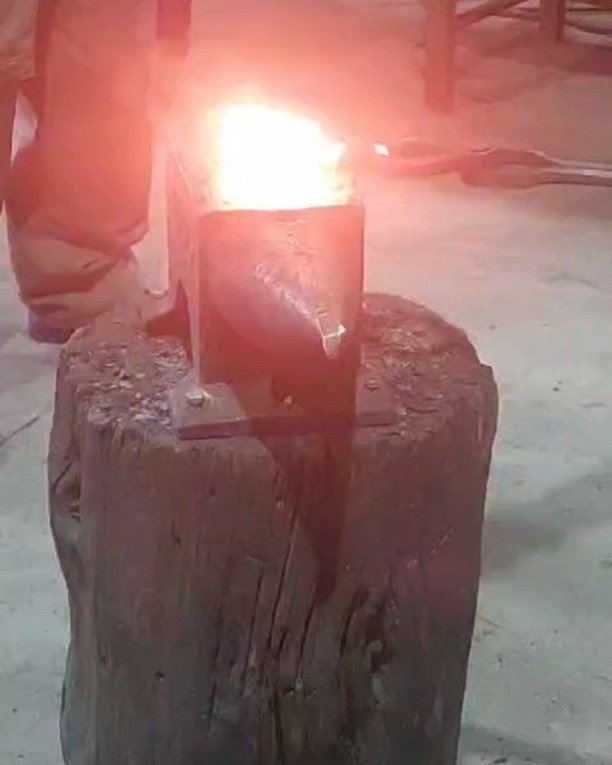 Forja de Cuchillo de Damasco con @tuherrerodecaramelo forjando un lingote de caldeados (Damasco) y un acabado final conjunto con el alumno, buen trabajo! 
El martillo pil&oacute;n PH50 de @prada.nargesa d&aacute;ndolo todo para el estirado del lingot