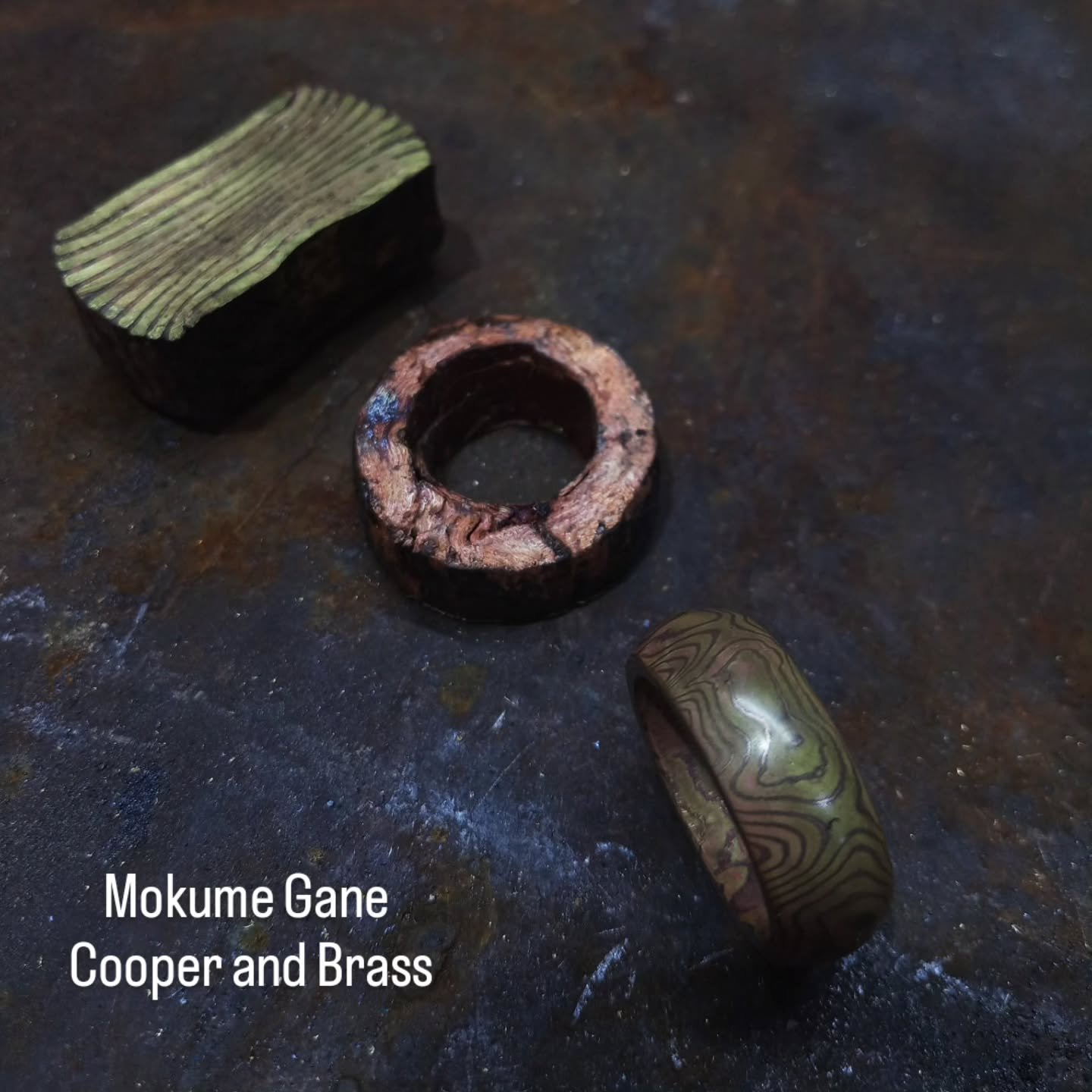 Un bonito trabajo de Mokume Gane en lat&oacute;n y cobre, soldaduras a la calda de metales no f&eacute;rricos. Si te interesan los trabajos que hacemos para un regalo o quieres recibir clases para hacer joyer&iacute;a contacta con nosotros WhatsApp 6