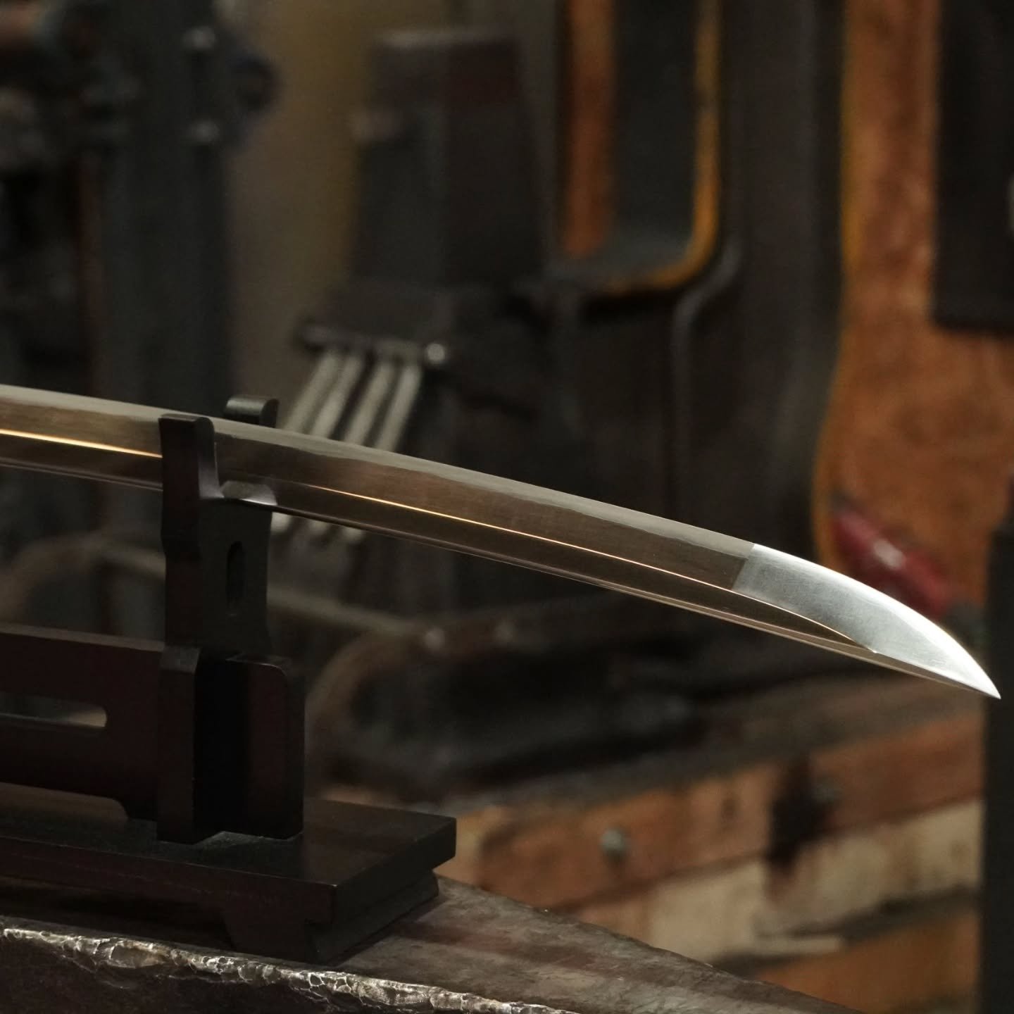 Os presento &eacute;sta preciosa Wakizashi forjada &eacute;ste marzo 2025 por @musashi Santi presentada en la feria de Madrid de cuchiller&iacute;a 2025. 
1400&euro; es su precio de venta, una pieza &uacute;nica forjada en los talleres de Fantastic F