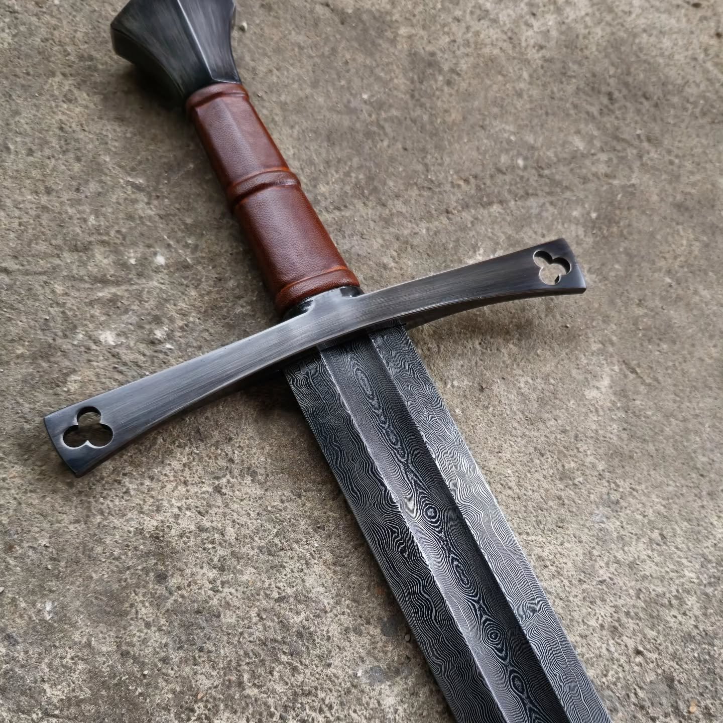Os presento una espada medieval de acero Damasco, forjada en 2025 por @dzmitry_andreyeu presentada en la feria de Madrid de cuchiller&iacute;a 2025. 
2600&euro; es su precio de venta, una pieza &uacute;nica forjada en los talleres de Fantastic Factor