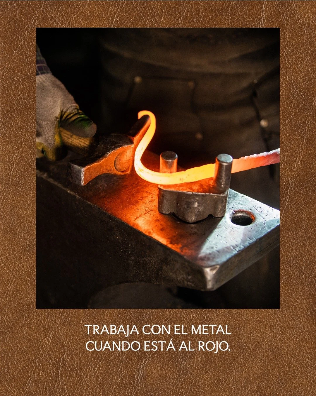 Uno de los errores comunes al empezar es golpear el metal demasiado caliente. Cuando el acero est&aacute; blanco o chispea, se vuelve fr&aacute;gil y se agrieta con facilidad.

El punto ideal es el rojo brillante, donde el metal es maleable pero esta
