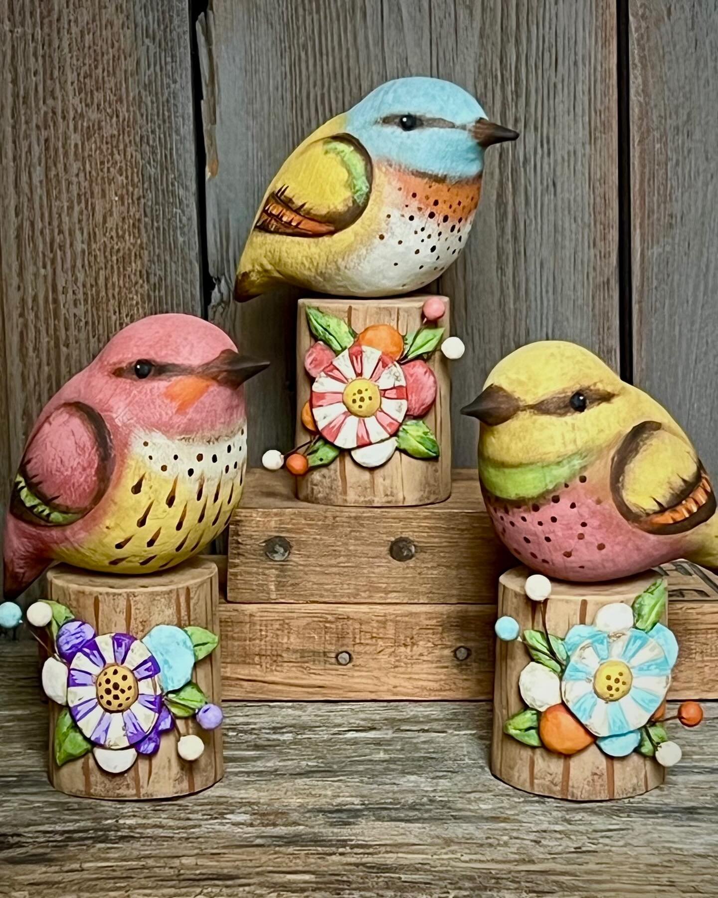 Colorful spring bird carvings just added to my website. 

#spring #bird #woodcarving #gregguedel
