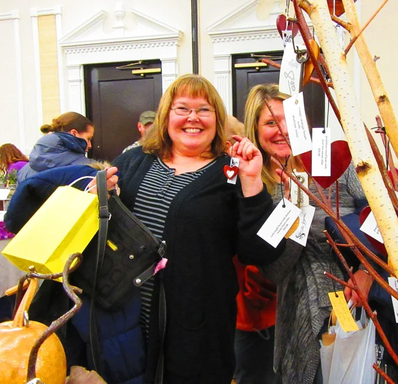 Jen and Kim were fun-loving and laughing, Kim edging into the picture at the last moment (sorry for the tag in your face, Kim, but you guys distracted me with comedy). Jen bought the small redheart with a pearl heart inlay.