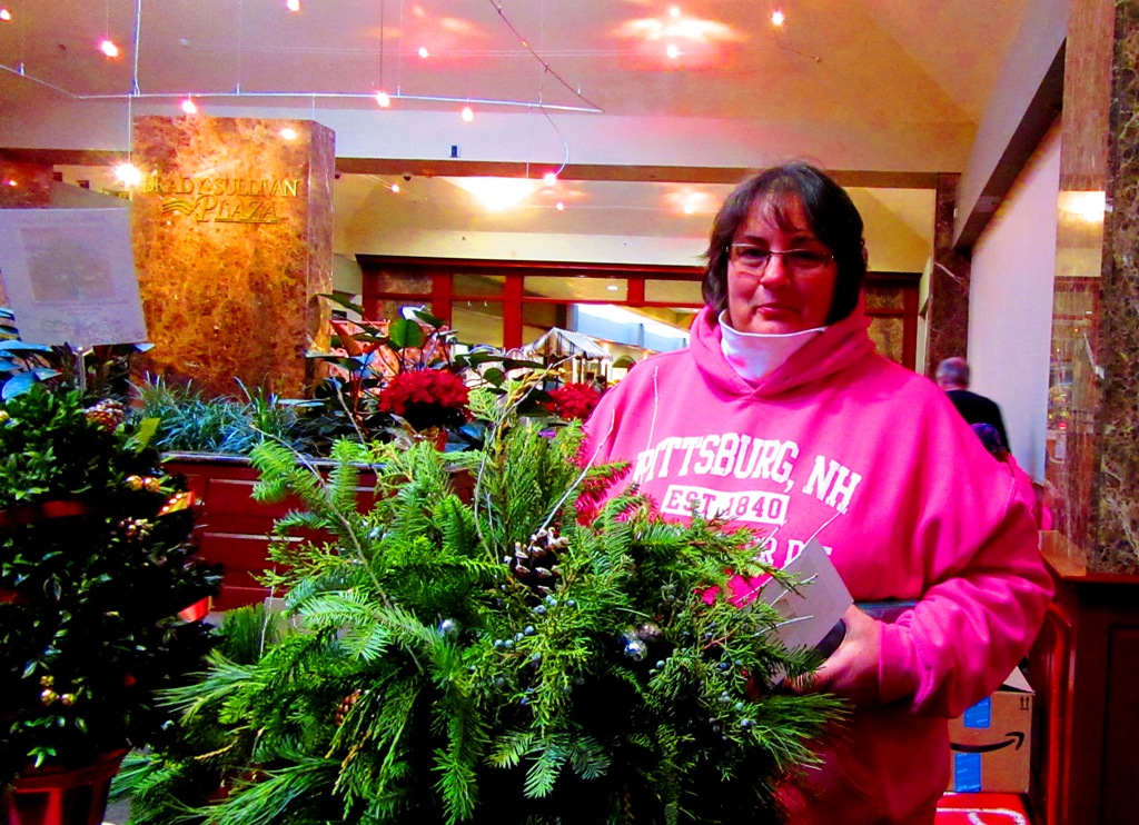 Sue also bought a log arrangement. There was one left, but she wanted a different bow and it was no problem at all to change it to red as she walked around to look at other booths and picked it up on her way out. I hope you found what you misplaced and thank you so much Sue!!!