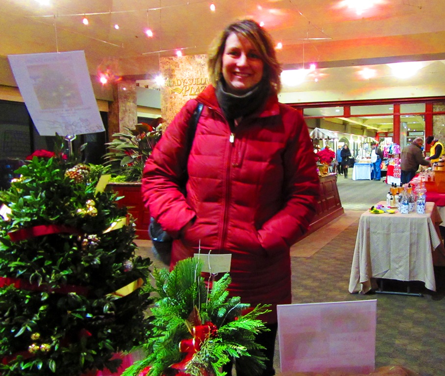 And here's Carrie, I'll have to say my customer of the day!! She bought a log arrangement last week along with a smaller one and loved the log so much that she came to me today and ordered 3 more with similar decorations! Wow! Did that make me feel good. Thank you so much Carrie and ................you look marvelous!!