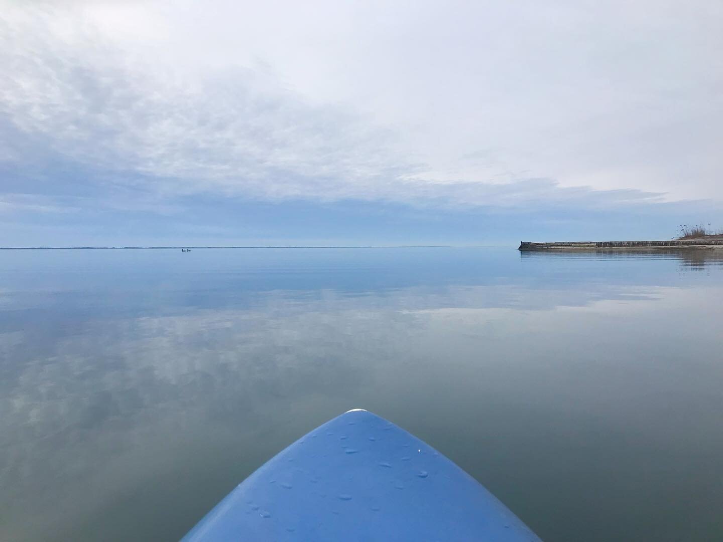 Few more layers but worth the glassy seas! ✨👌🏻 #winterpaddles #glassy #gsb #sup #destinationsunday #paddleboard #gusu23