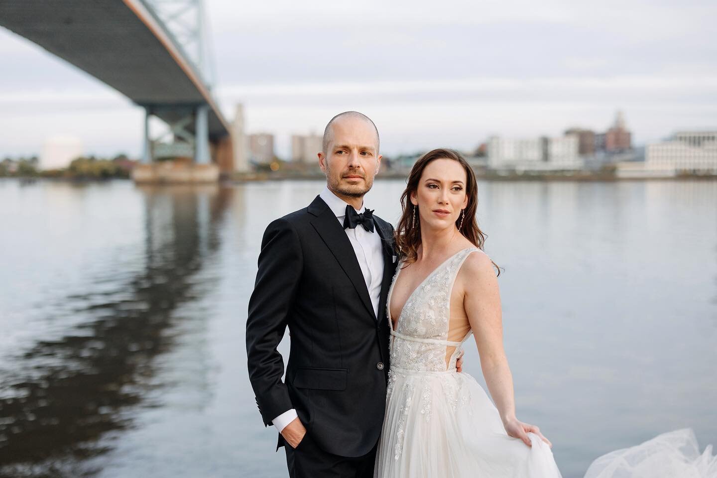 So classic, so elegant ❤️
. 
.
.
#lovemedophoto #philawedding #philadelphiaweddingphotographer #intimatewedding #radlovestories #weddinginspo #junebugweddings #thedailywedding #theknot #brides #livecolorfully #phillybrideguide #weddingday #thatsdarli