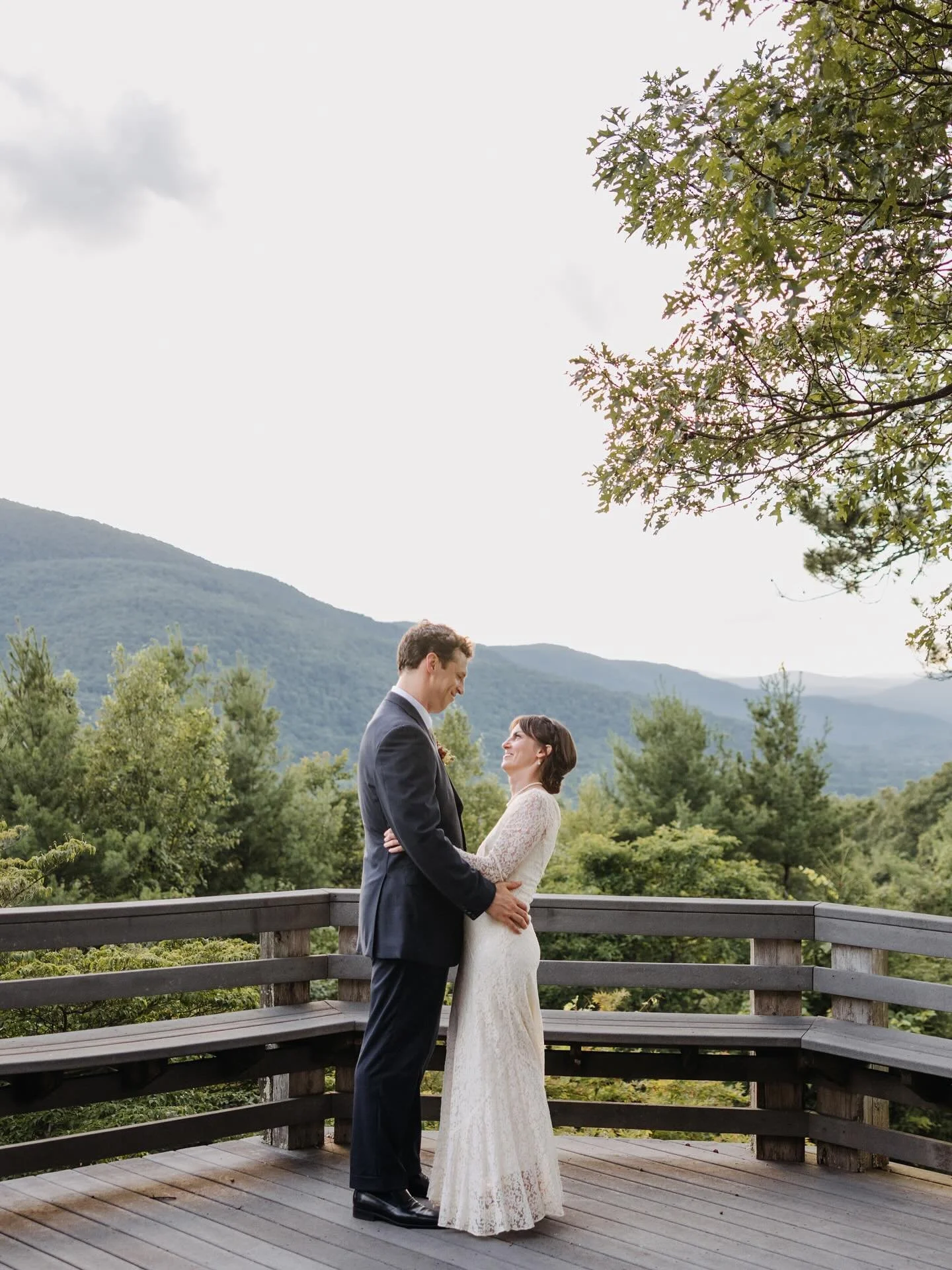 Eva and Jon were married this July in the Catskill Mountains of New York at @onteoramountainhouse, which is situated just outside of Woodstock. This venue is so unique as it resides on the side of Mount Tucetonik and used to be the summer estate of R