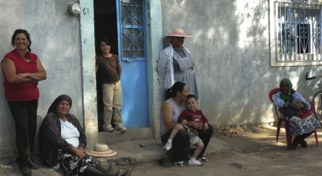 Pamela Hartigan platica con Victoria Hale y Leticia Jáuregui.