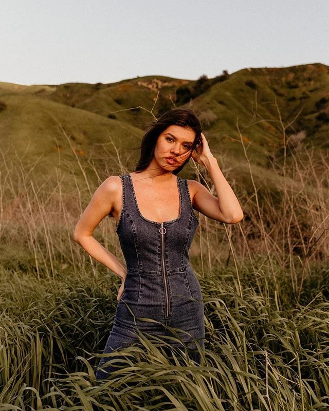 WHERE YOU AT POPPIES?!🧡🌼 hanging with my gal @smendalll 😊