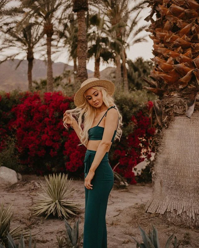Palm Springs vibes with @heatherwrixon 🌴🌺✌🏼