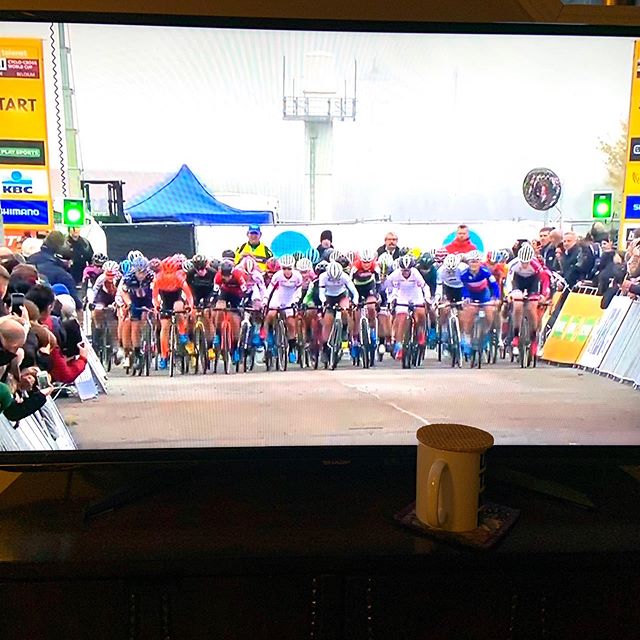 Sunday morning treats, a little Koksijde and a stroopwafel. #uciworldcup