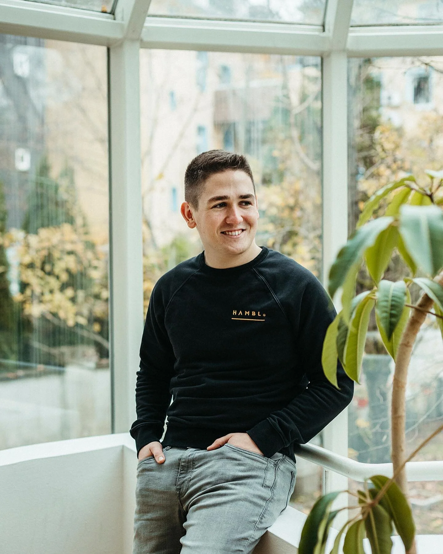 So k&ouml;nnen Karrieren aussehen: Sascha Burghaus hat seine Ausbildung als Industriekaufmann in den Sand gesetzt &ndash; und mit den Erfahrungen daraus und drei Mitstreitern eine Firma gegr&uuml;ndet. Die wird heute als Motivationsmaschine eingesetz