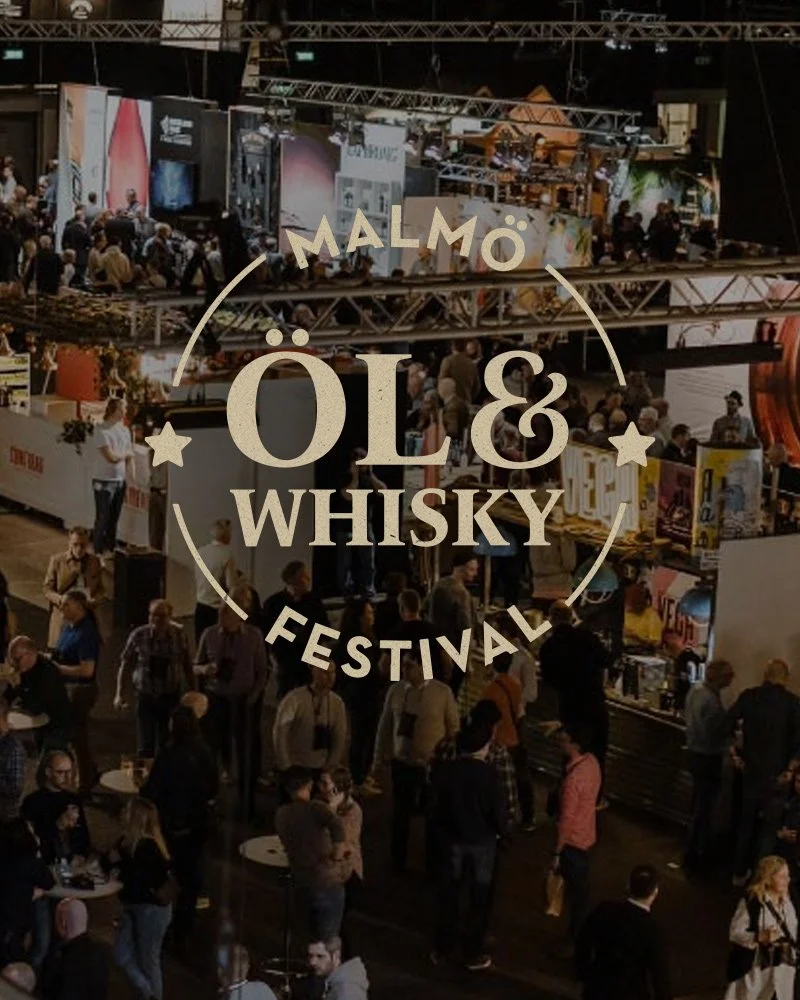Imorgon sl&aring;r portarna upp f&ouml;r &aring;rets &ouml;l-happening i Malm&ouml;: @@malmo_ol_o_whiskyfestival! Du hittar oss p&aring; plats i monter C19.
Vi tar med oss ett brett sortiment, bland annat v&aring;r rykande f&auml;rska Extra Special B