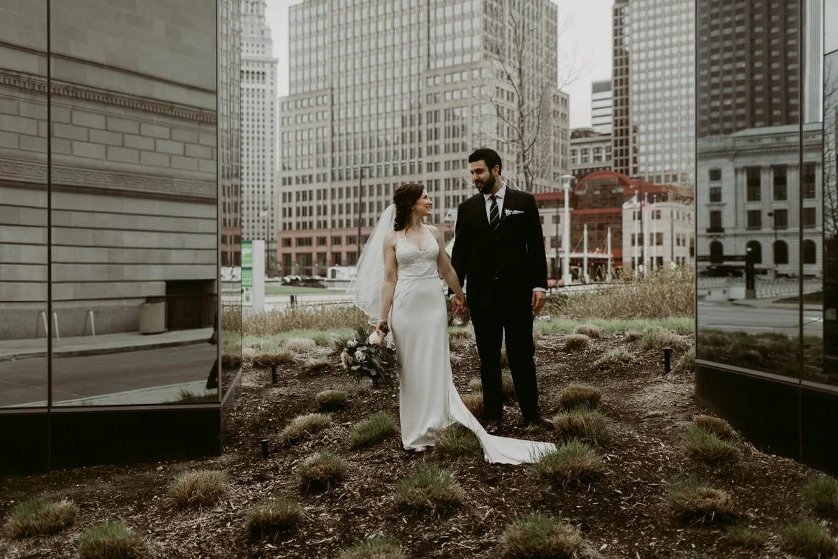 Rachel+Michael_Lake-Erie-Building-Cleveland-Wedding_M+J-Photographers-126.jpg