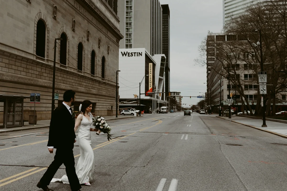 Rachel+Michael_Lake-Erie-Building-Cleveland-Wedding_M+J-Photographers-159.jpg