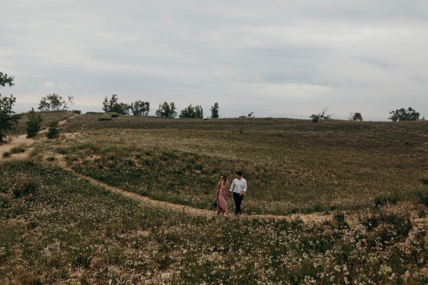 Sleeping_Bear_Dunes_Couples_Adventure_Session_Adventure_Wedding_Photographer_Hiking_with_Heels_Brett+Emily-43.jpg