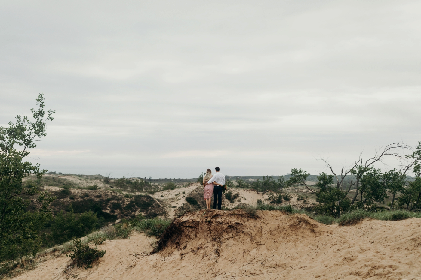 Sleeping_Bear_Dunes_Couples_Adventure_Session_Adventure_Wedding_Photographer_Hiking_with_Heels_Brett+Emily-49.jpg