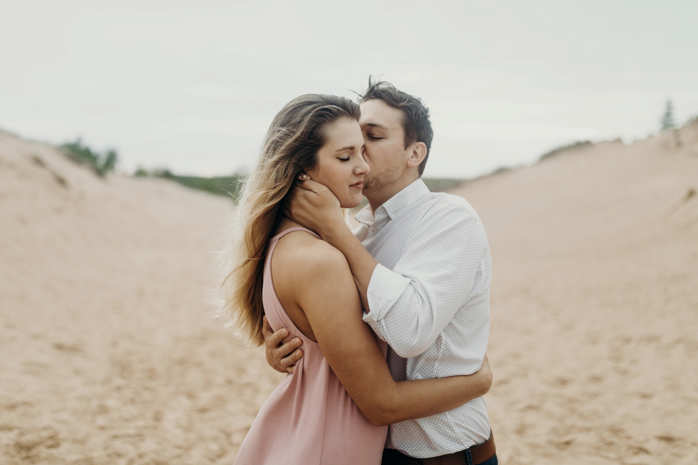 Sleeping_Bear_Dunes_Couples_Adventure_Session_Adventure_Wedding_Photographer_Hiking_with_Heels_Brett+Emily-54.jpg