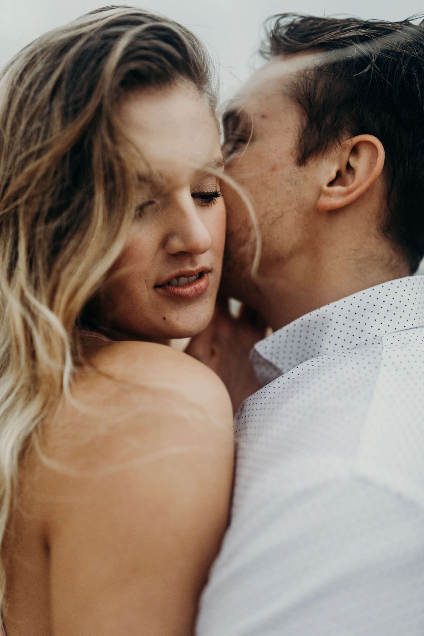 Sleeping_Bear_Dunes_Couples_Adventure_Session_Adventure_Wedding_Photographer_Hiking_with_Heels_Brett+Emily-61.jpg