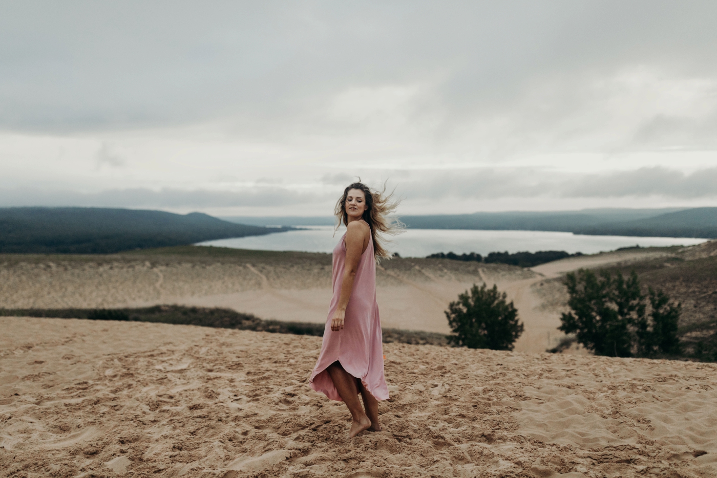 Sleeping_Bear_Dunes_Couples_Adventure_Session_Adventure_Wedding_Photographer_Hiking_with_Heels_Brett+Emily-67.jpg