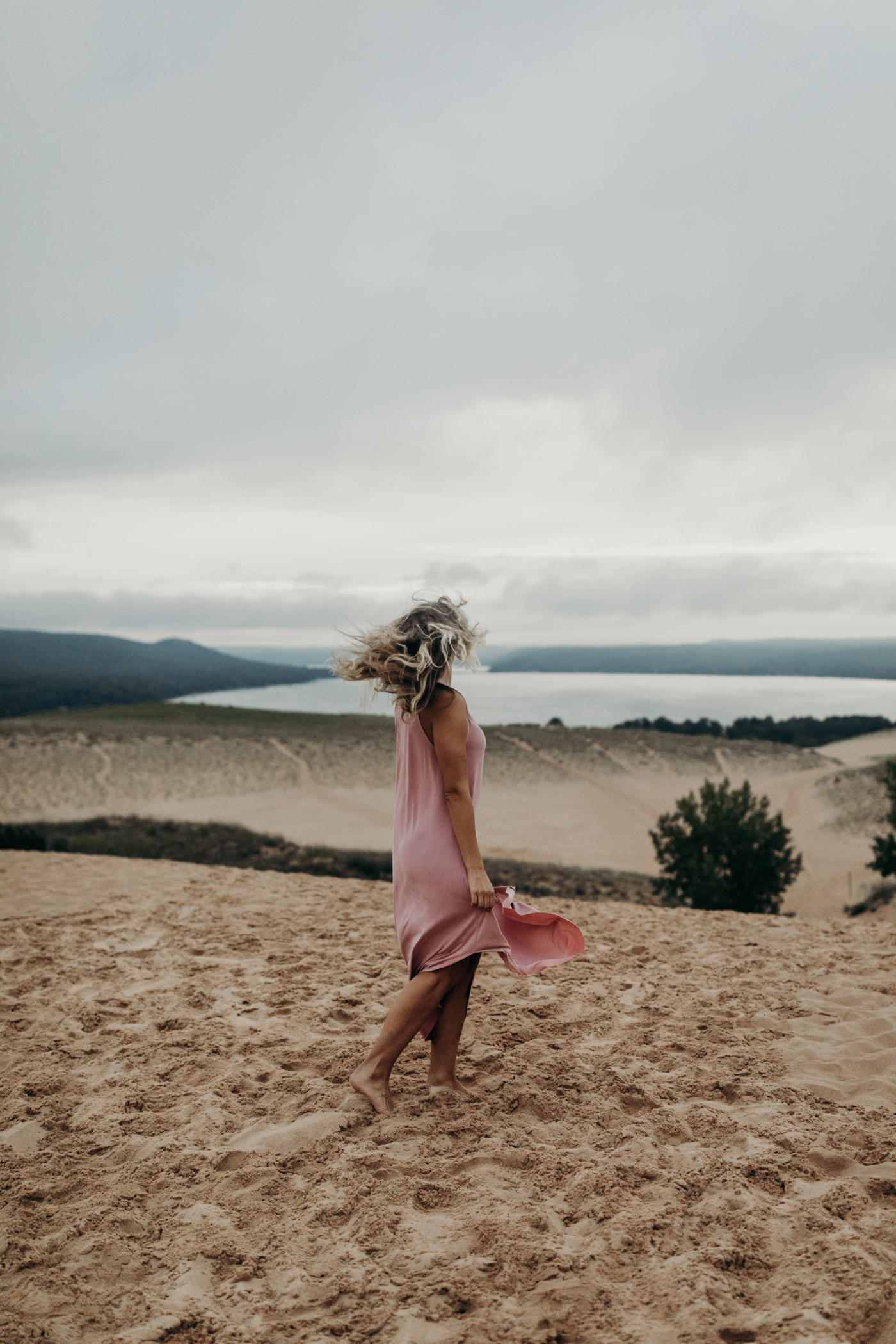 Sleeping_Bear_Dunes_Couples_Adventure_Session_Adventure_Wedding_Photographer_Hiking_with_Heels_Brett+Emily-68.jpg