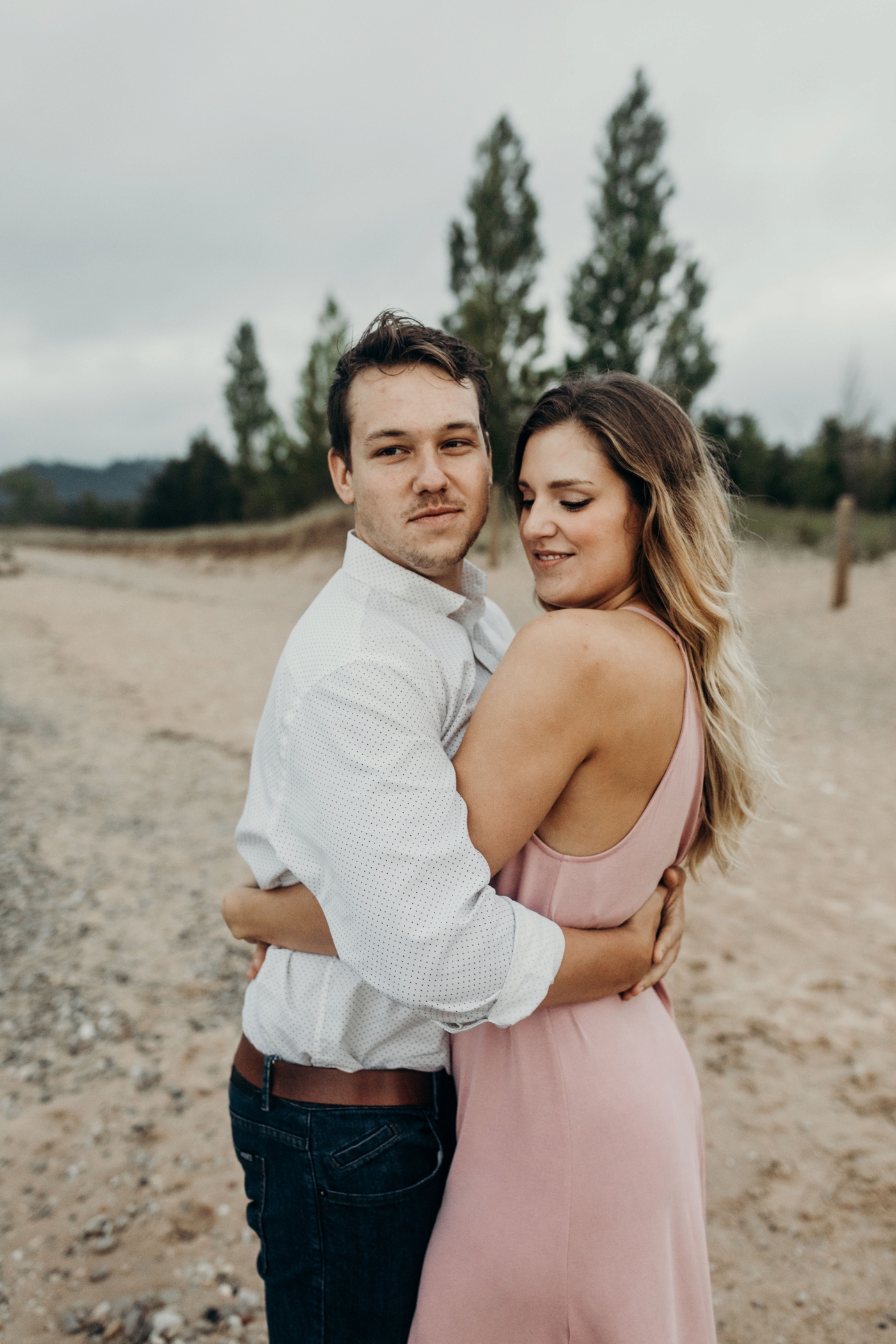 Sleeping_Bear_Dunes_Couples_Adventure_Session_Adventure_Wedding_Photographer_Hiking_with_Heels_Brett+Emily-76.jpg