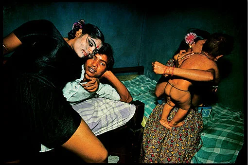 Kamla with a potential customer. Falkland Road, Bombay, India, 1978. Photography by Mary Ellen Marink