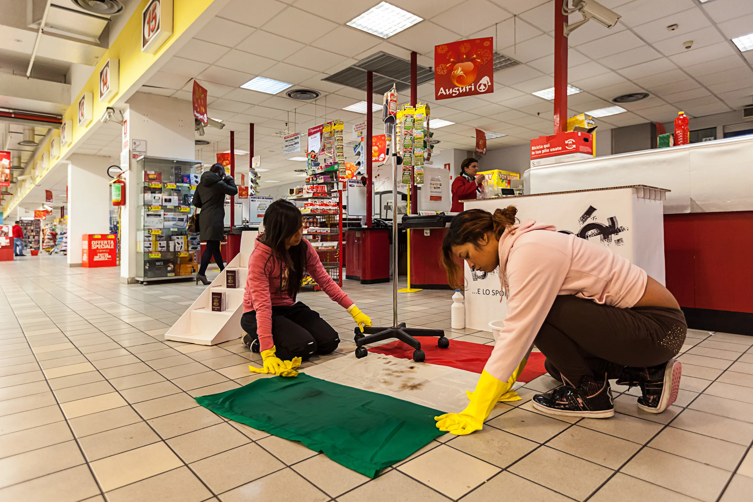 Filipino women washing soy sauce off the Italian flag, Photo: Viva Performance 
