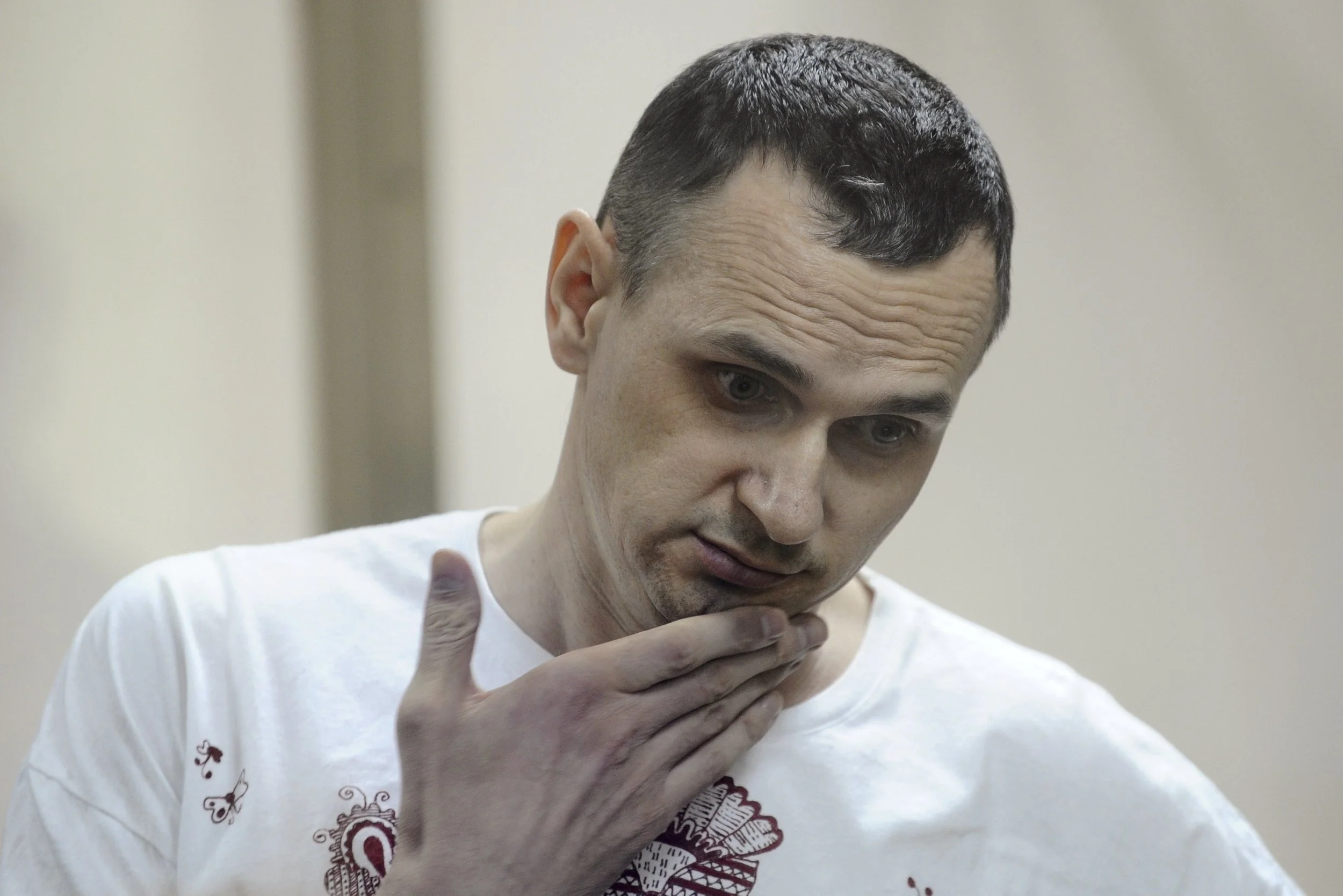 Oleg Sentsov standing inside a defendants' cage during a hearing at a military court in the city of Rostov-on-Don, 2015.