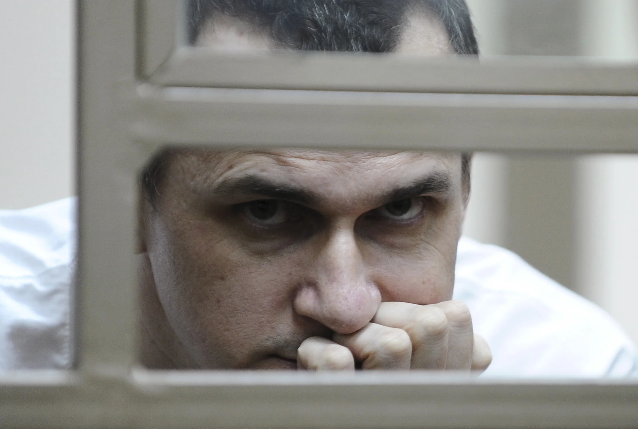 Oleg Sentsov inside a defendants' cage during a hearing at a military court in the city of Rostov-on-Don, 2015.