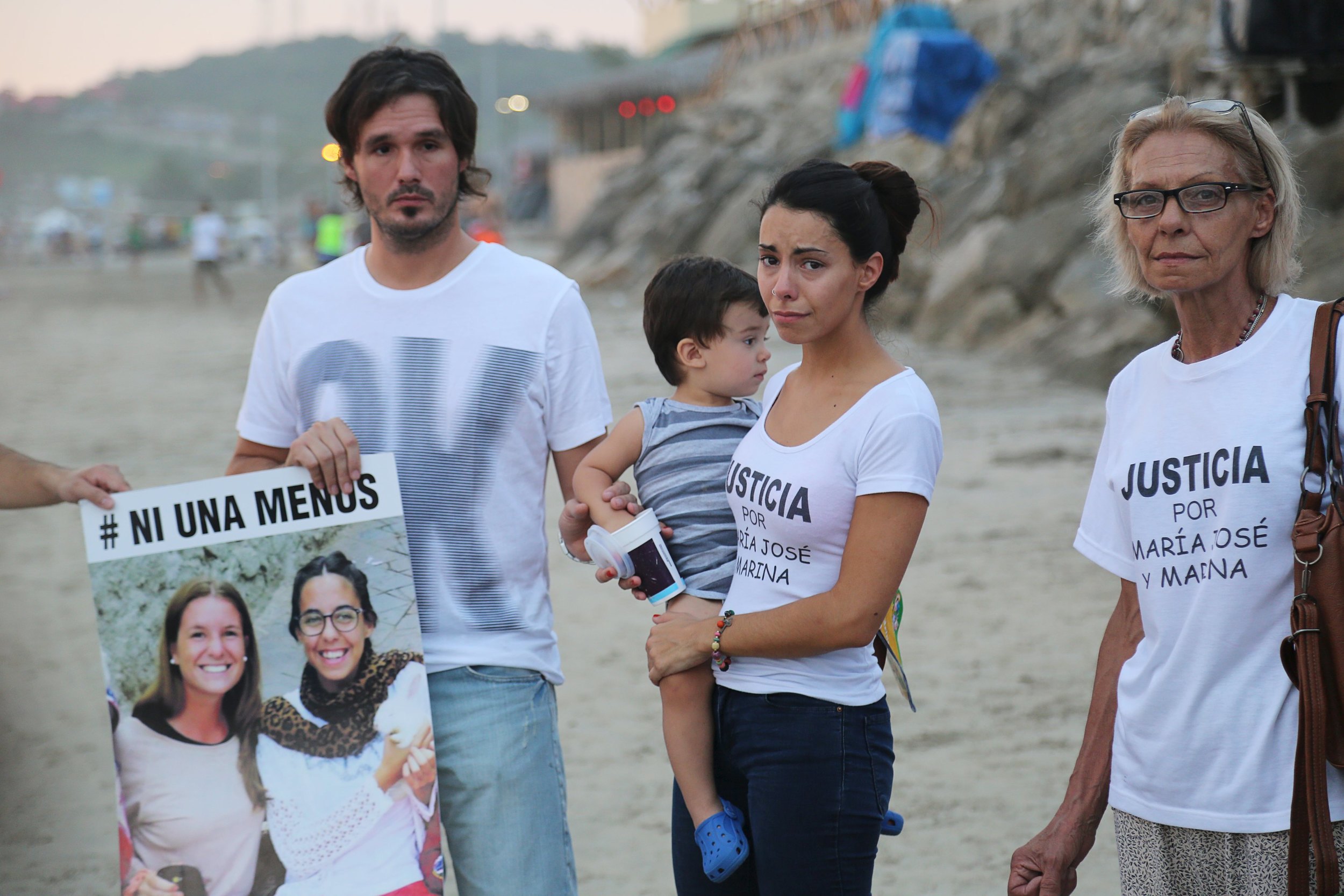 Relatives of Maria Jose Coni stand in silence facing the sea as a tribute, in Montanita, Ecuador March 18, 2016. Photo by Manuel Soriano/Reuters.
