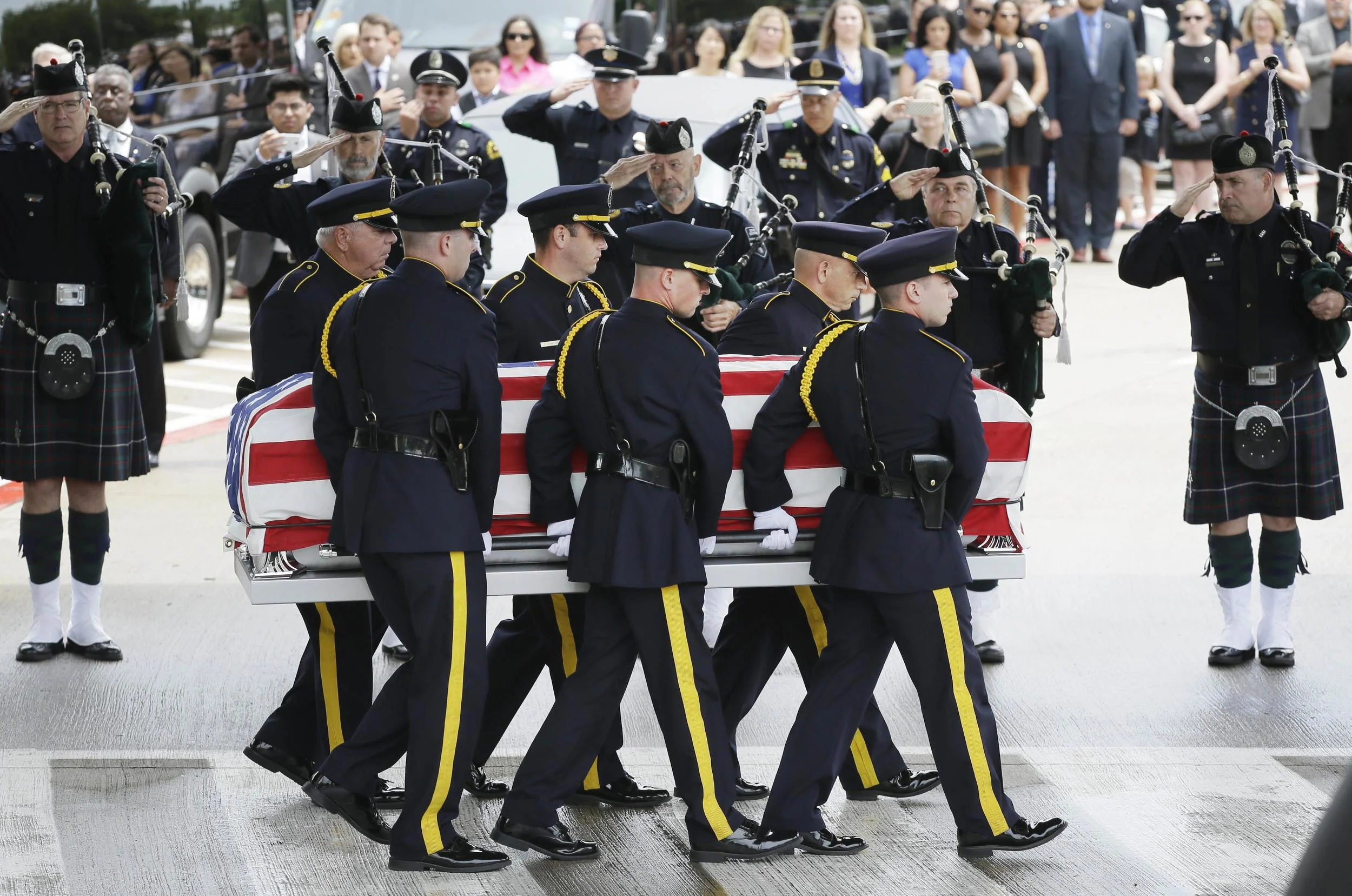 Members of an honour guard carry the flag draped casket holding slain Dallas Police officer Michael Krol after a funeral service at Prestonwood Baptist Church in Plano, Texas, on 15th July 2016. Krol was one of five police officers killed by a gunman during a protest in Dallas last week. Photo source: LM Otero/Associated Press