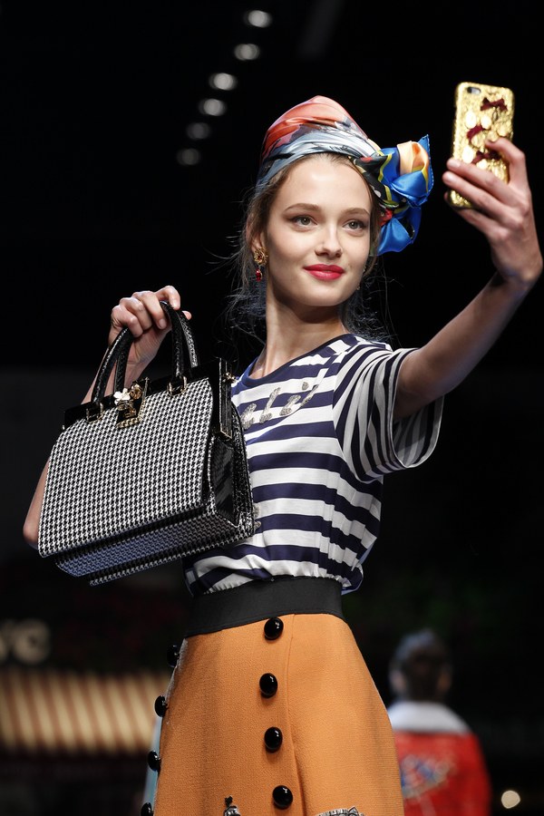 Models taking selfies on the runway at Dolce & Gabbana SS'16 collection show. Photo source: Vogue Runway.