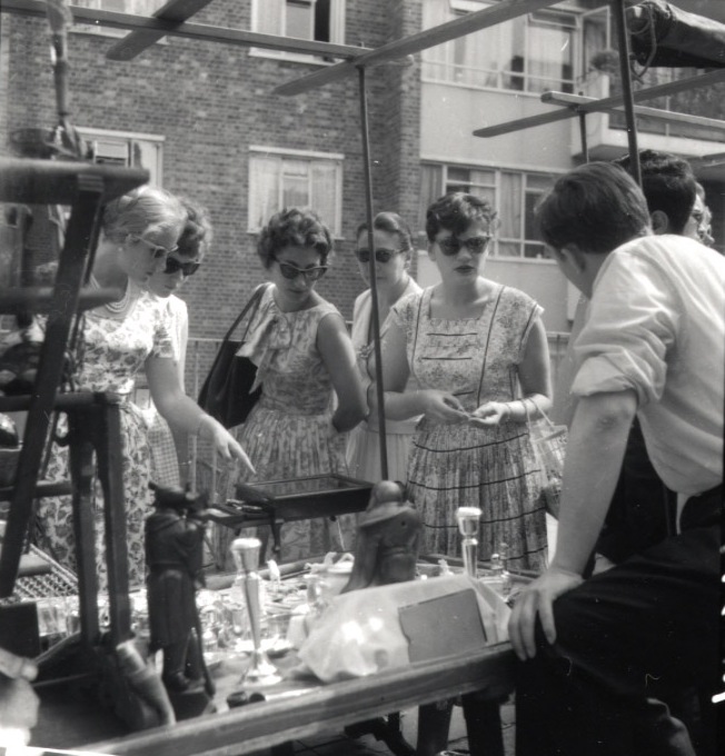 Portobello Road M arket, 1955 . Photo source: T he R oyal Borough of K ensington and C helsea (RBKC) L ibrary.