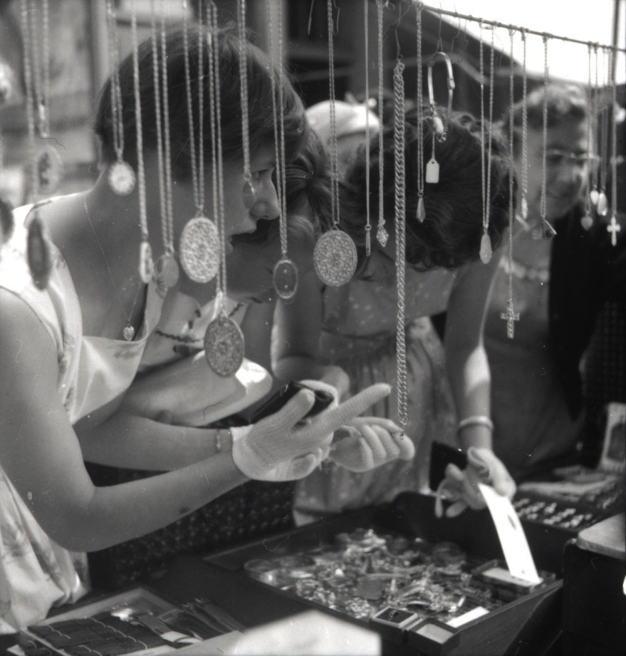 A group of women examine the contents of a stall selling jewellery on Portobello Road Market, 1955. Photo source: T he RBKC Library.