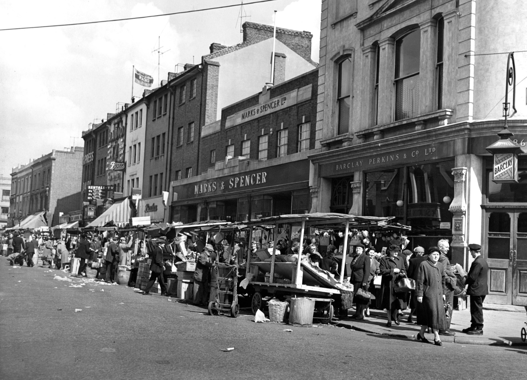 Portobello Road, 1958. Photo source: The Library Time Machine / Getty Images .